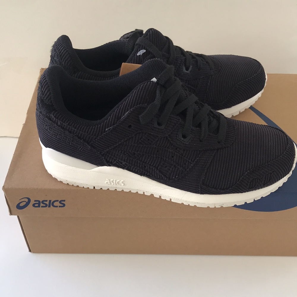 Asics Women's Lyte Classic Sneaker Size 7 Black/ White - Picture 12 of 13